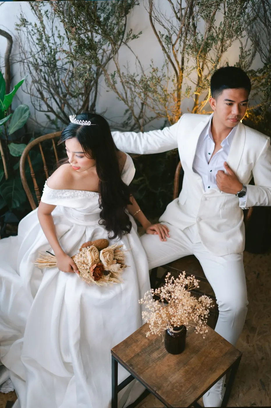 Pasangan pengantin berbusana putih