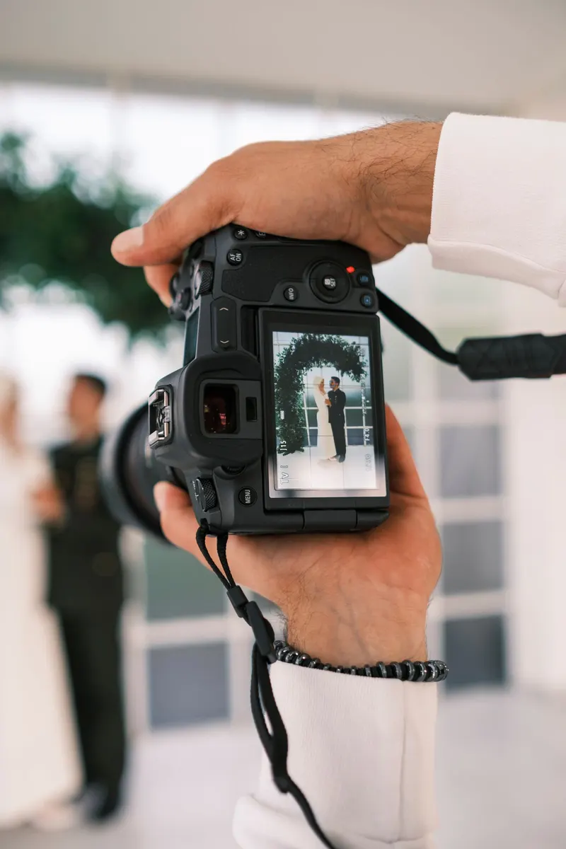 Fotografer memotret pasangan pengantin